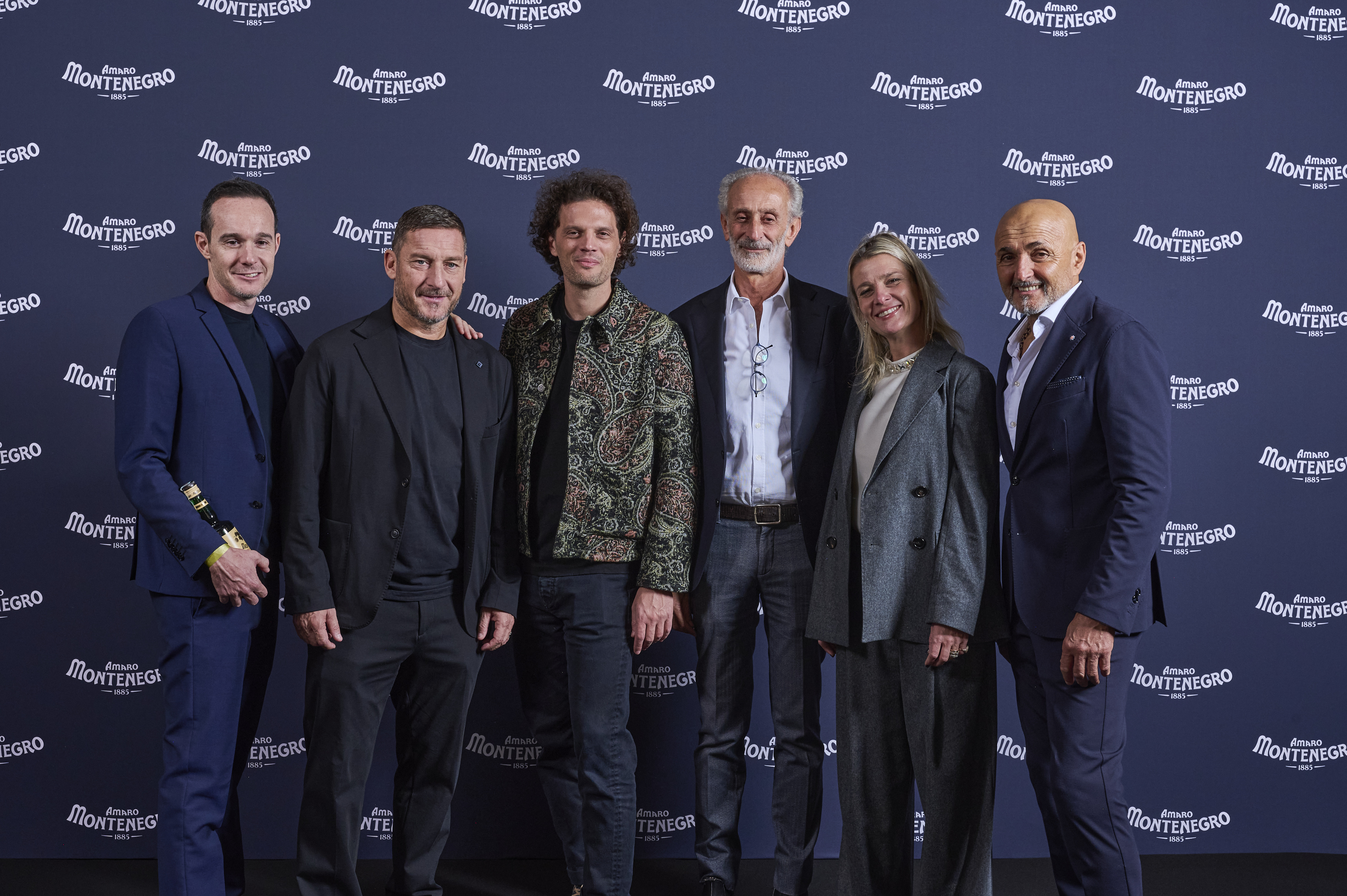 Gruppo di persone ad evento Amaro Montenegro. Celebrazione, sapore vero, Horeca.